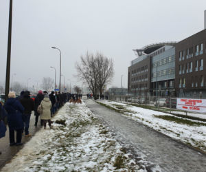  Gigantyczna kolejka do Szpitala Południowego. Seniorzy próbują zapisać się na szczepienie [WIDEO,ZDJĘCIA]