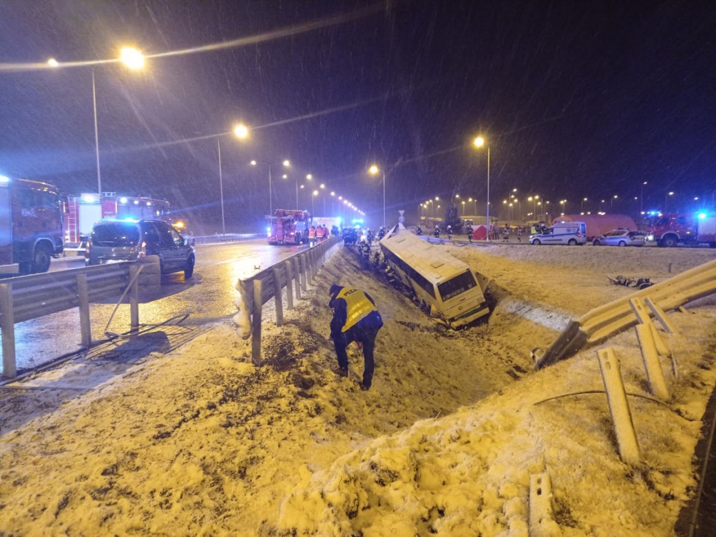 Tragedia na autostradzie A4. Autokar runął do rowu. Zginęła 1 osoba, jest 9 rannych! [ZDJĘCIA]
