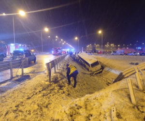 Tragedia na autostradzie A4. Autokar runął do rowu. Zginęła 1 osoba, jest 9 rannych! [ZDJĘCIA]