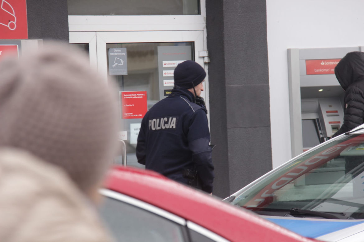 Wyszła z banku w Międzylesiu. Złodziej wyrwał jej torebkę z pieniędzmi 