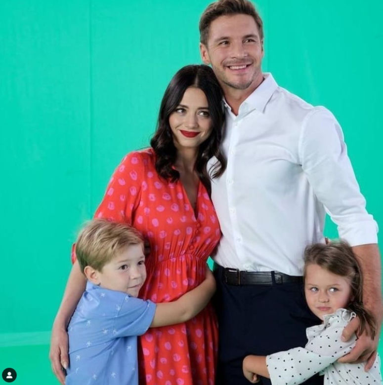 Nowa czołówka M jak miłość. Marcin (Mikołaj Roznerski), Iza (Adriana Kalska), Szymek (Staś Szczypiński), Maja (Laura Jankowska)
