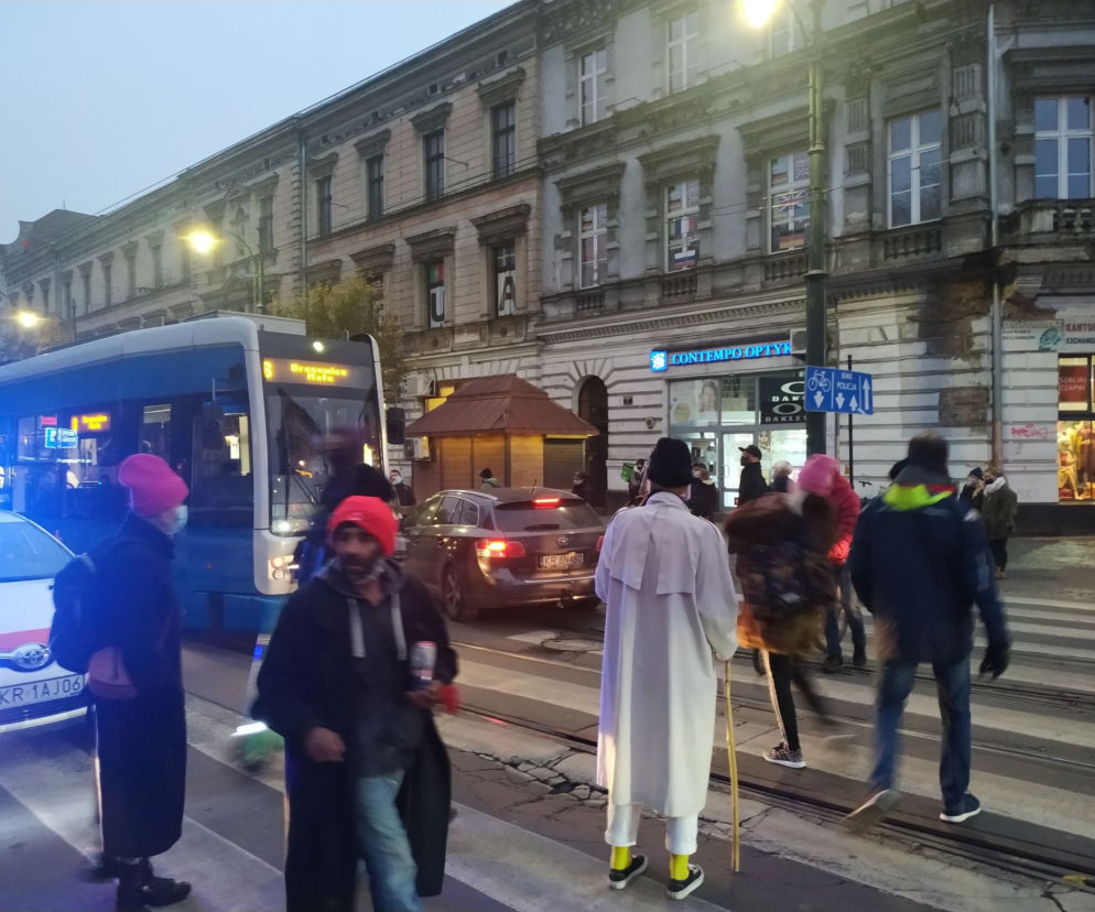 Agresja ze strony kierowców i przechodniów wobec protestujących podczas antyrządowych manifestacji