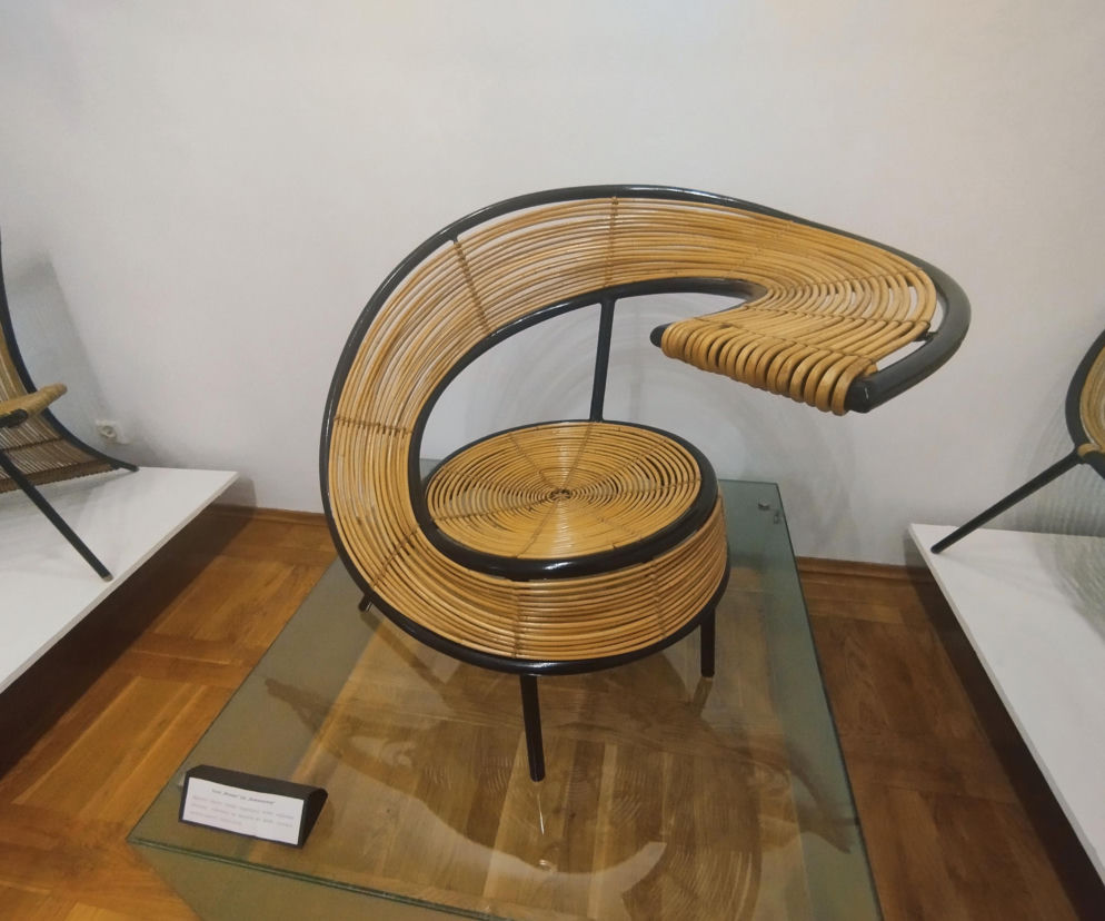 Wiklinowy fotel Władysława Wołkowskiego o spiralnym kształcie oparcia. O artyście przeczytasz w serwisie Architektura.