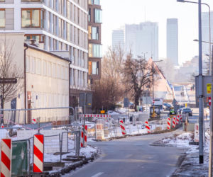 Zima na przebudowie ul. Okrzei w Warszawie. Miasto planuje tu zwężenia i zieleń