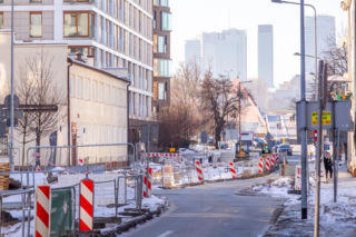 Zima na przebudowie ul. Okrzei w Warszawie. Miasto planuje tu zwężenia i zieleń