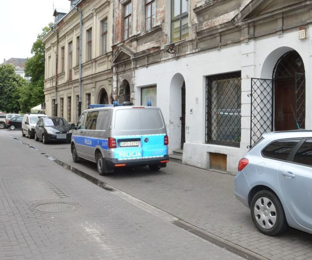 Zamość: Policjant URATOWAŁ niepełnosprawnego mężczyznę z pożaru. CO ZA ODWAGA!