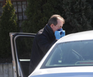 Marszałek Grodzki robi zakupy na bazarku