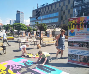 Katowice: Dzieciaki układały na Rynku ogromne puzzle! Wszystko w ramach akcji Książka wspiera bohatera [ZDJĘCIA, AUDIO]