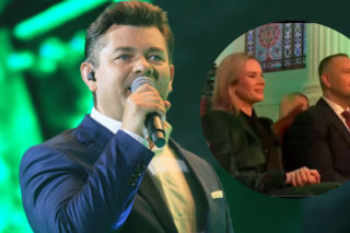 Kolędowanie z TV Republiką w Kozłówce. Na scenie Zenek, na widowni para prezydencka