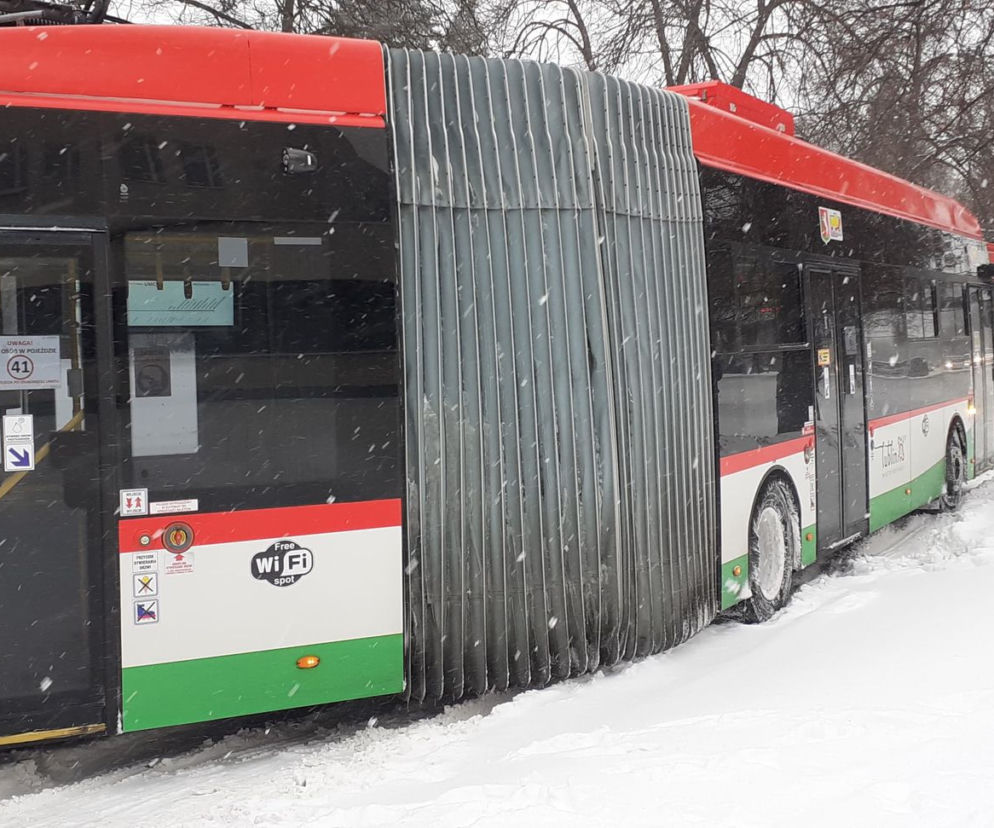 Autobus utknął w zatoczce na przystanku