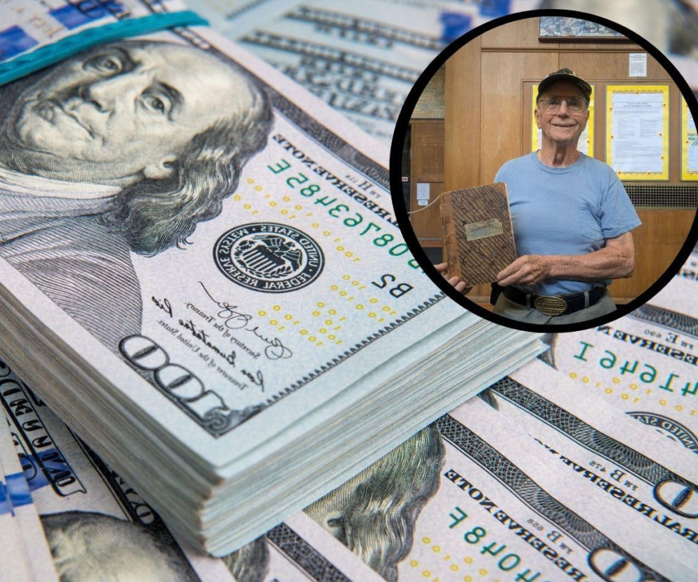 Plik banknotów stu dolarowych. Na miniaturze John Hanson ze starą książką. O karze bibliotecznej przeczytasz w Eska.