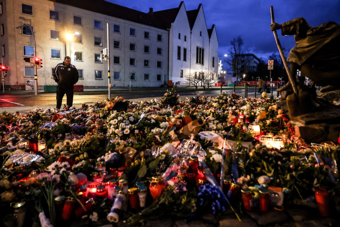 Ludzie palą znicze w Magdeburgu. Zamach na jarmarku bożonarodzeniowym