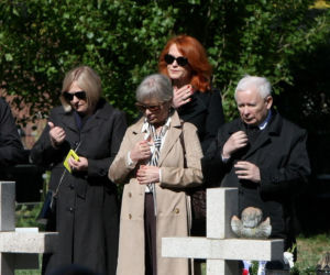 Jarosław Kaczyński na cmentarzu nie był sam. Pewna kobieta nie odstępowała go na krok