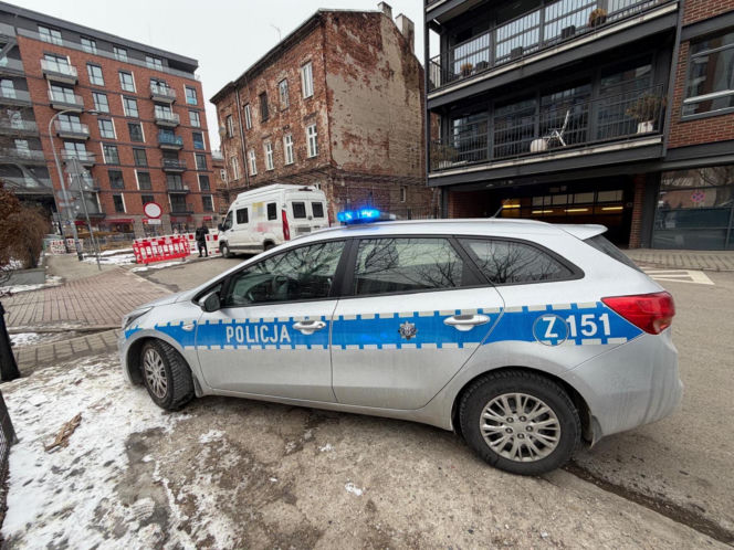Na klatce schodowej znaleziono zwłoki mężczyzny. Tajemnicza śmierć w starej kamienicy