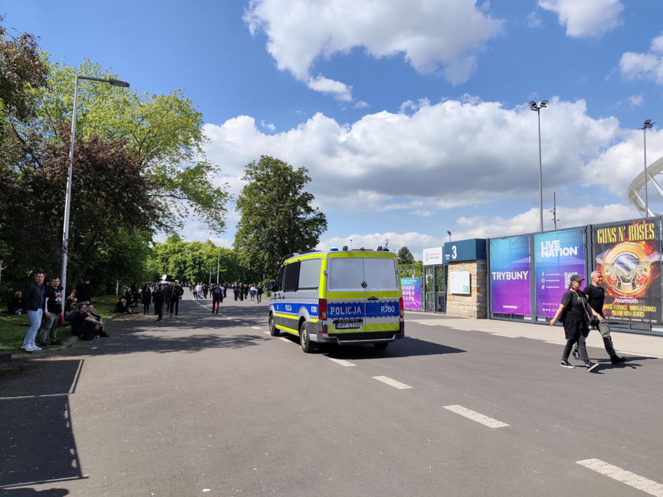 Długie kolejki i tłum fanów przed koncertem Metaliki