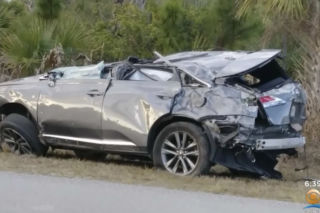 Straszny finał wyścigu na wąskiej ulicy! Lexus RX wzbił się w powietrze - WIDEO
