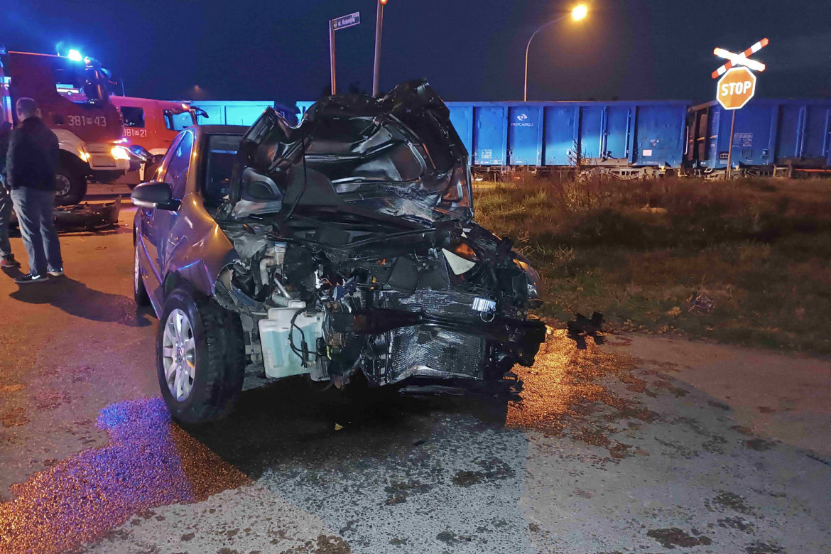 Pociąg towarowy zmiażdżył małego Volkswagena. Potem wydarzył się cud 