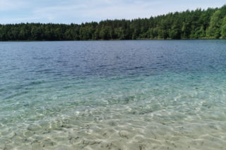 Jezioro z przezroczystą wodą znajduje się w Polsce