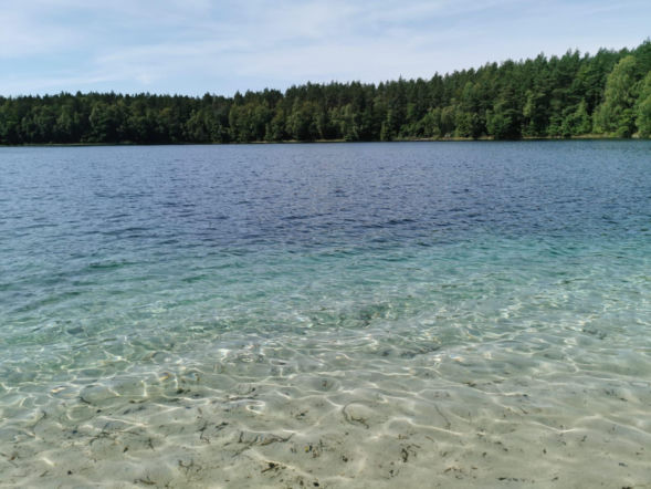 Jezioro z przezroczystą wodą znajduje się w Polsce