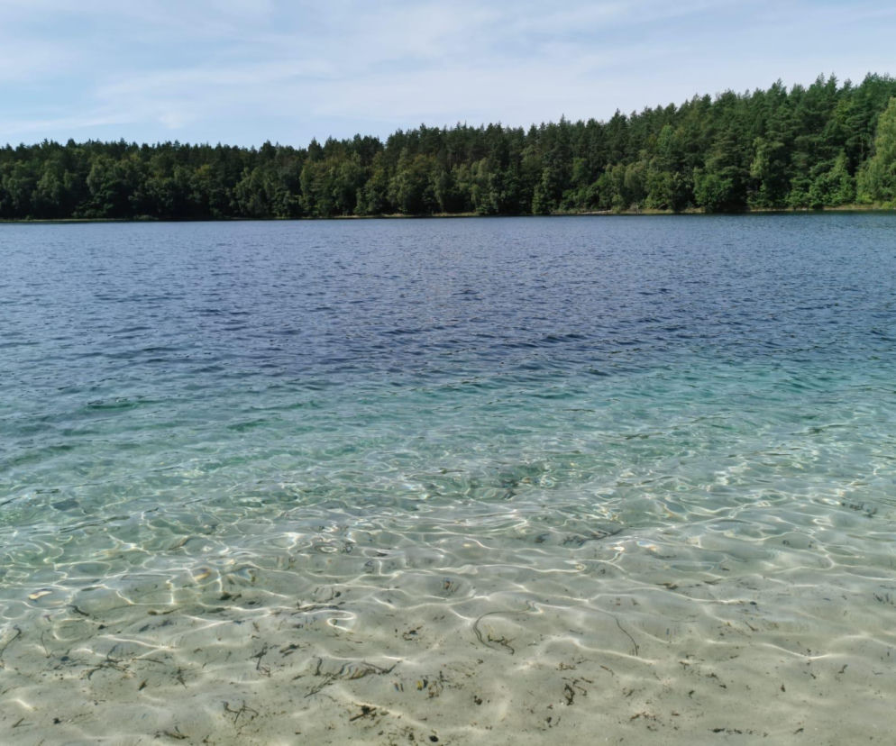 Jezioro z przezroczystą wodą znajduje się w Polsce