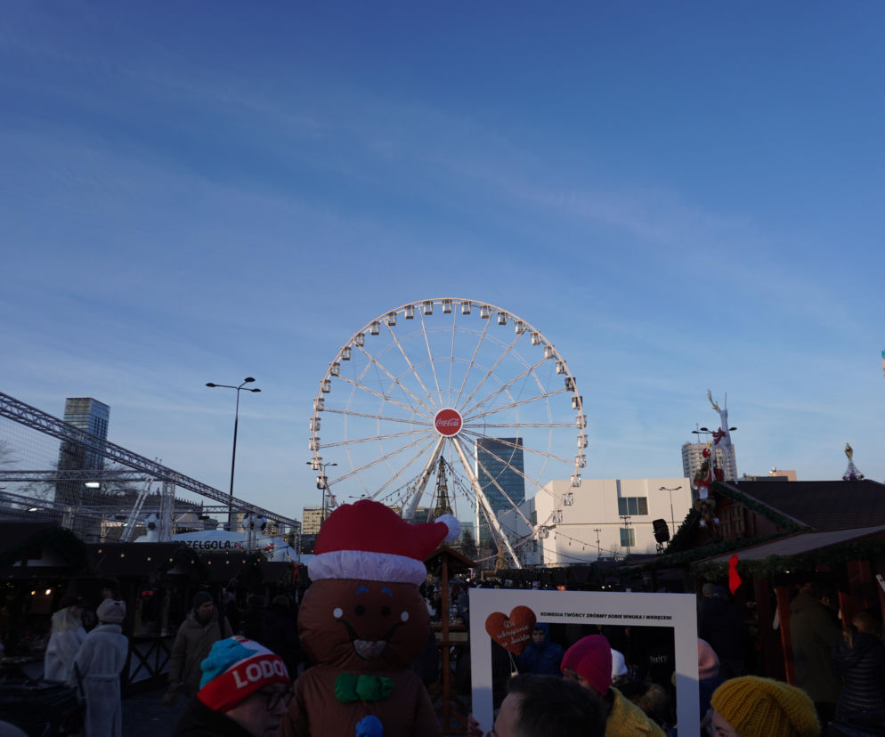 Wielki diabelski młyn stanął na jarmarku przed Pałacem Kultury. Ile kosztują bilety?