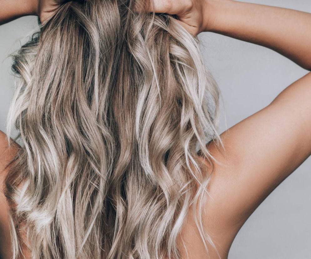 Masz dość żółtych odcieni włosów? Poznaj idealny sposób na ochłodzenie koloru