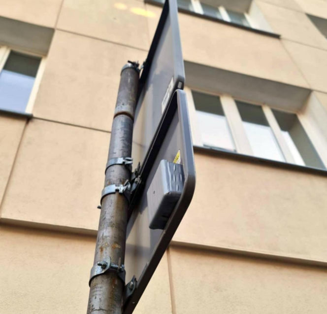 Plastikowe pudełko zamontowane do znaku