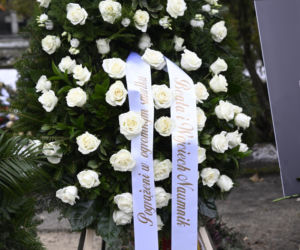 Wieńce na pogrzebie Edwarda Linde-Lubaszenki. Żałobnicy pożegnali artystę pięknymi kwiatami