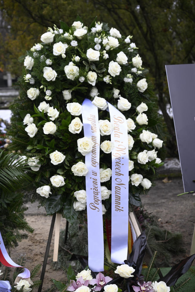 Wieńce na pogrzebie Edwarda Linde-Lubaszenki. Żałobnicy pożegnali artystę pięknymi kwiatami