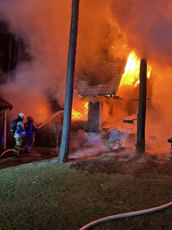 Pożar drewnianego domu pod Legionowem. Jedna osoba poważnie poparzona