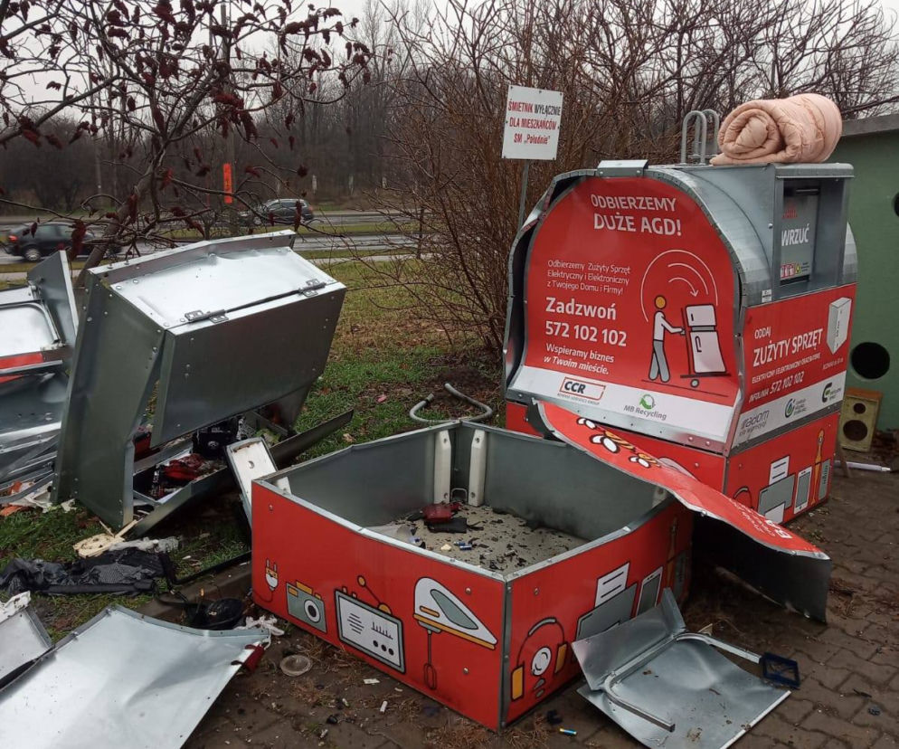Zniszczone pojemniki na elektrośmieci