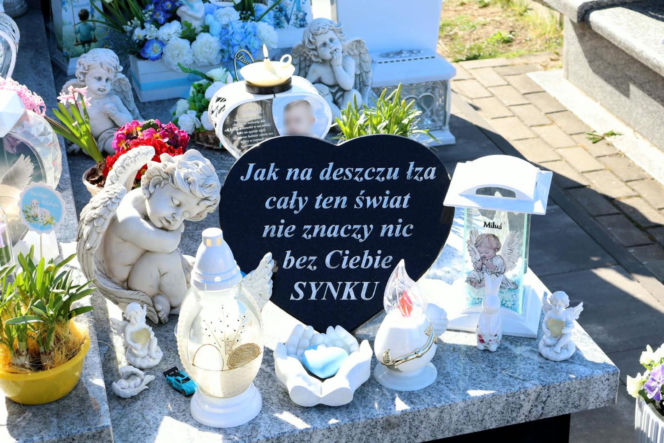 W Wielkanoc na cmentarzu główkę Milanka zmiażdżyła płyta nagrobna. Dramat się nie kończy. Miejsca tragedii strzegą aniołki