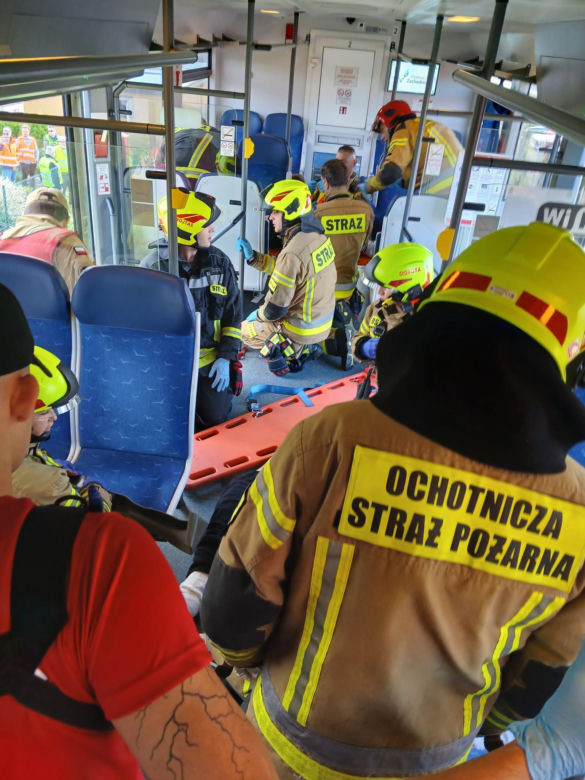 Ćwiczenia służb na przejeździe kolejowym