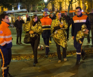 Ewakuacja ludzi z klubu Bataclan