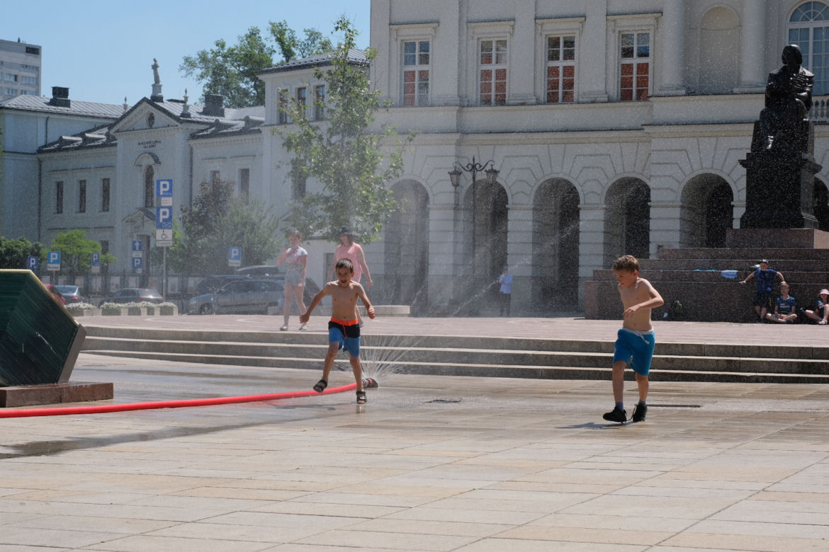 W Warszawie stanęły kurtyny wodne. Warszawiacy walczą z upałem