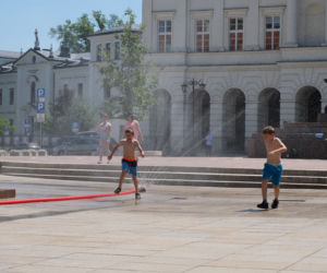 W Warszawie stanęły kurtyny wodne. Warszawiacy walczą z upałem