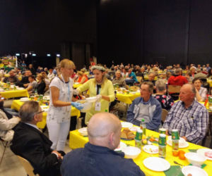 Katowice: Ponad półtora tysiąca samotnych osób zjadło wspólne śniadanie Wielkanocne [ZDJĘCIA, AUDIO]