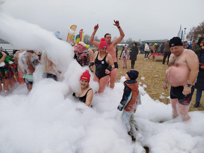 Mazowieckie Morsy otworzyły sezon morsowania 2025/2026 nad zalewem w Siedlcach