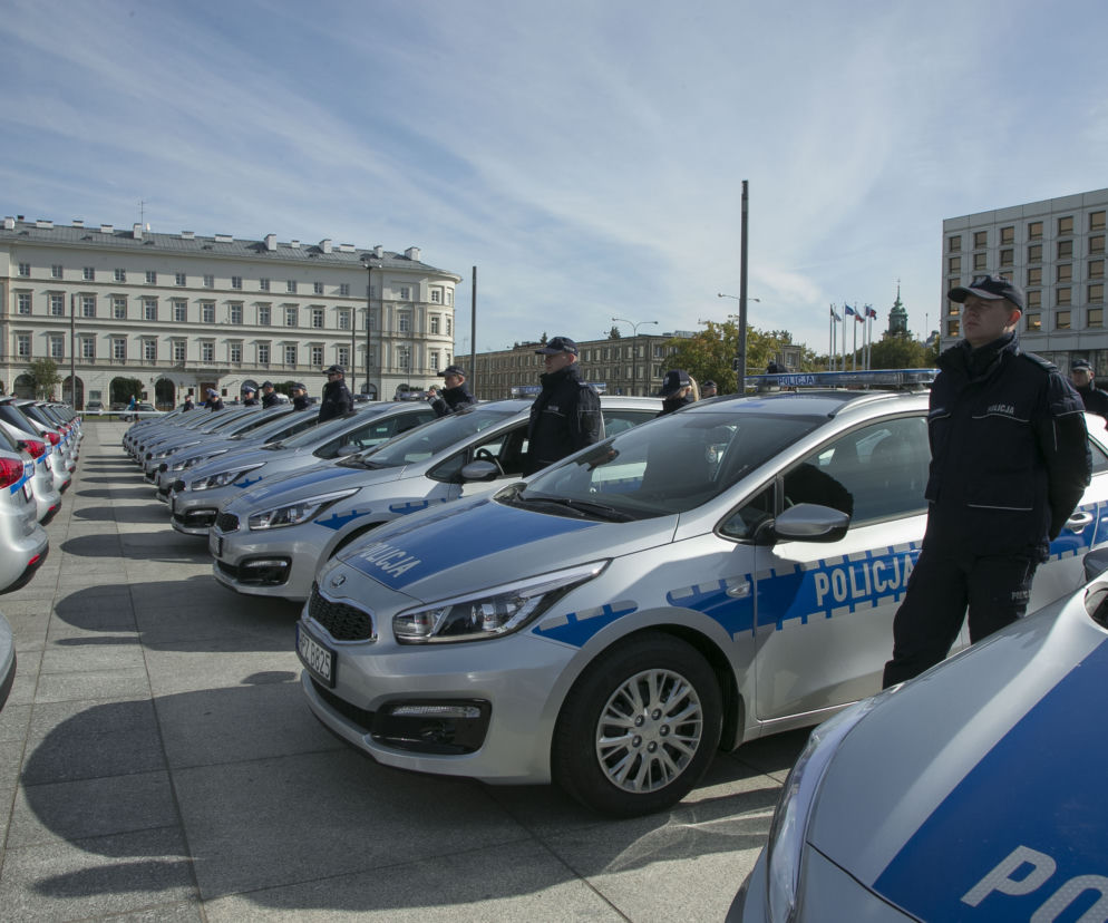 POLICJA DOSTAŁA POŚWIĘCONE RADIOWOZY.