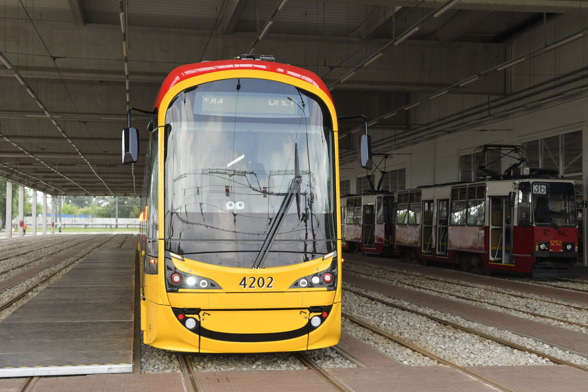 Skandal z nowymi tramwajami w Warszawie. Muszą piłować przystanki, bo wagony się nie mieszczą