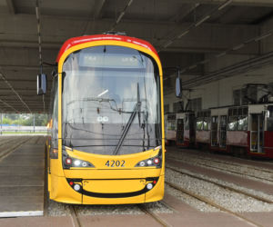 Skandal z nowymi tramwajami w Warszawie. Muszą piłować przystanki, bo wagony się nie mieszczą