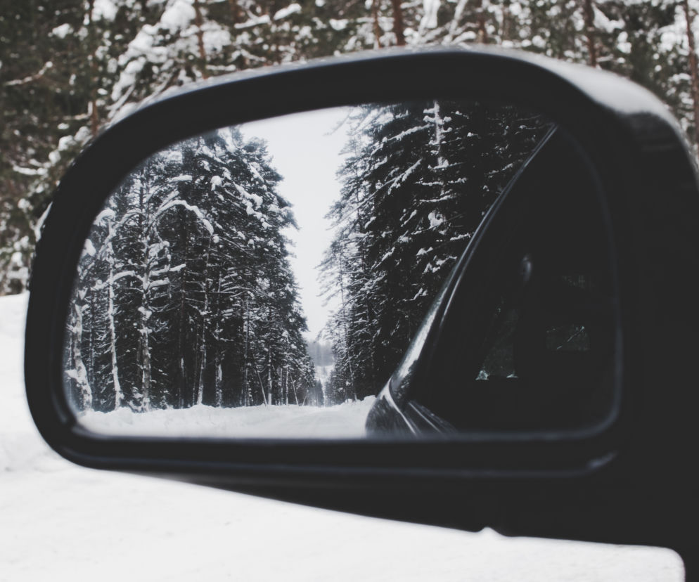 Mikołajki: Auto z kobietą w ciąży utknęło w zaspie. Na pomoc ruszyli strażacy