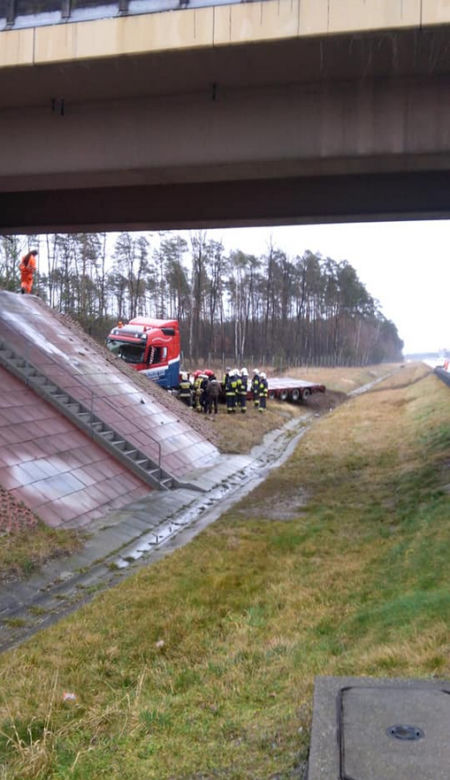 Staranował bariery na autostradzie