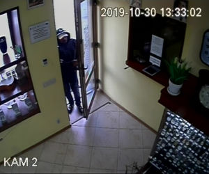 Napad na sklep jubilerski w Szubinie! Policja ściga tych mężczyzn [ZDJĘCIA] 