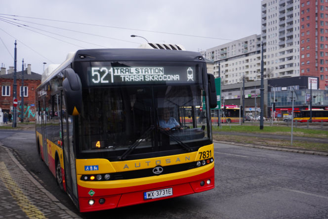 Autobus linii 521 na rondzie Wiatraczna
