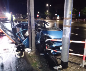 Poważny wypadek w Toruniu. Samochód osobowy wylądował na słupie oświetleniowym!
