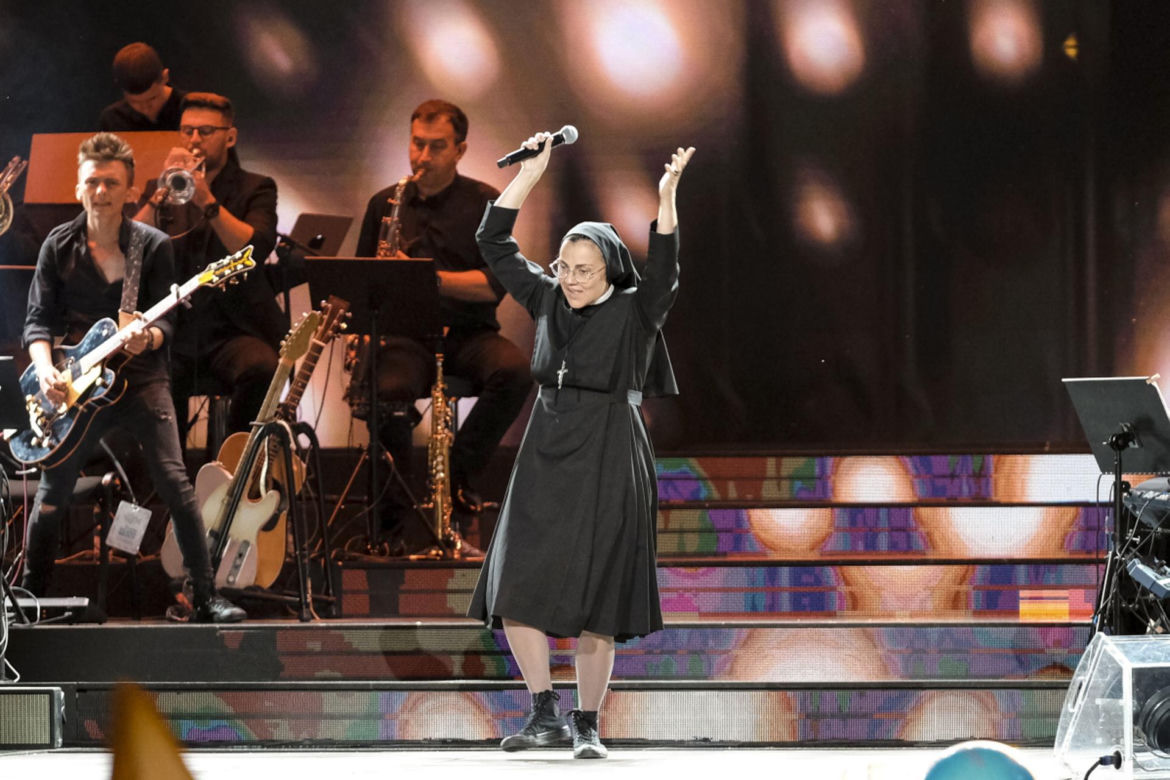 Zrzuciła habit i zaczęła śpiewać. Zyskała sławę w popularnym programie. Ale metamorfoza!