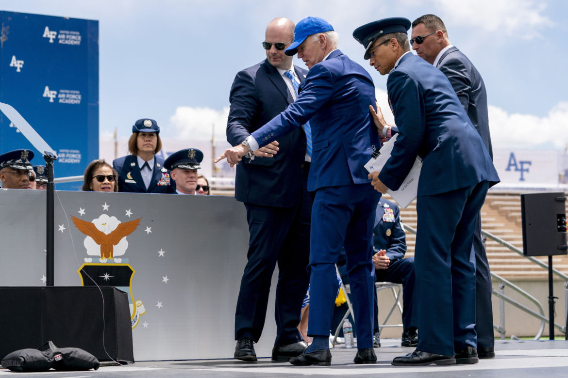 Joe Biden ciągle się przewraca! Takie były jego słynne upadki. Co się dzieje?