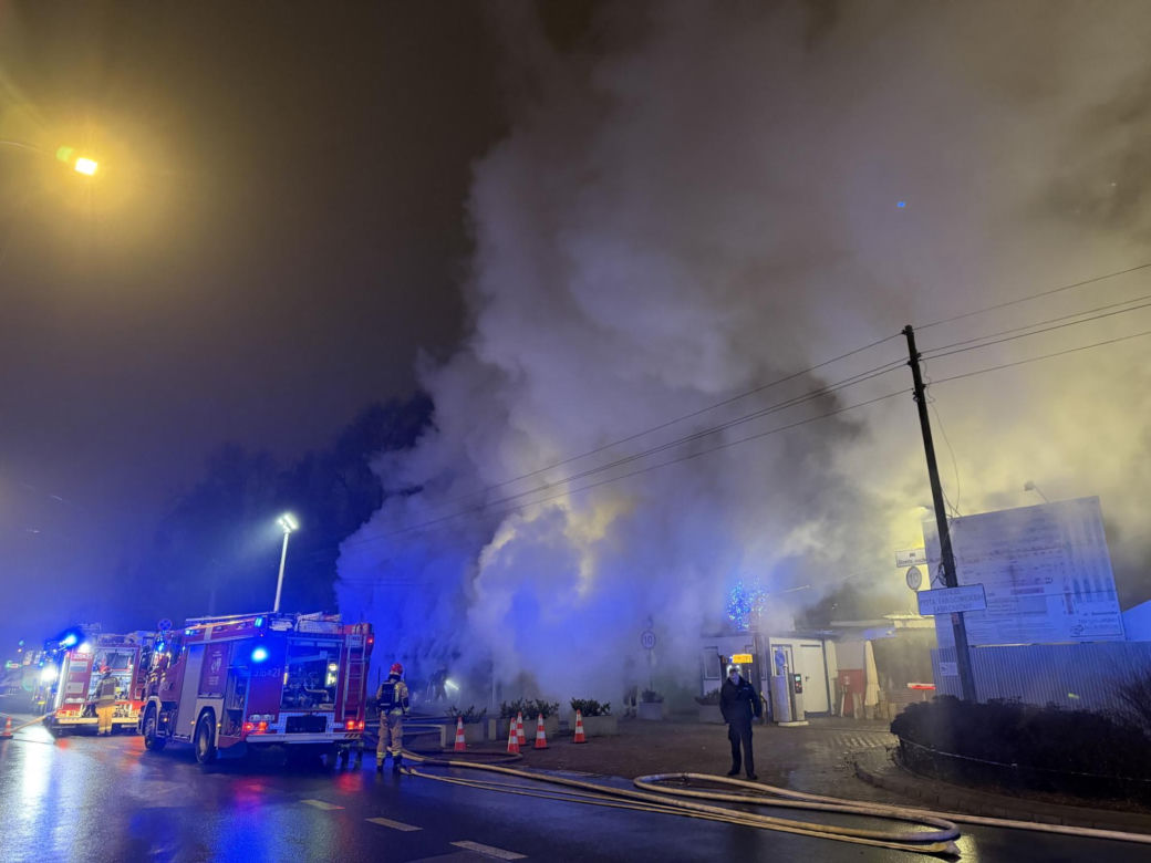 Pożar na targowisku przy ul. Bakalarskiej. Zatrzymano 36-letniego mężczyznę