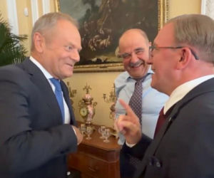 Cezary Żak zdradza kulisy Tuska na planie „Rancza”. Ujawnił, co premier robi po godzinach. Będziecie w szoku